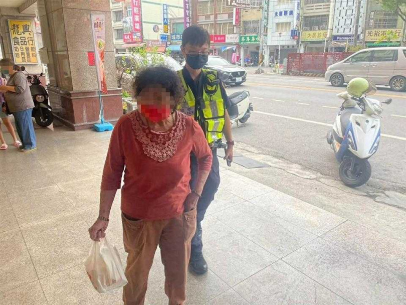 疑似罹患失智的羅姓婦人,今年4月12日走失,經家屬報警,由警方尋獲。(圖/警方提供)