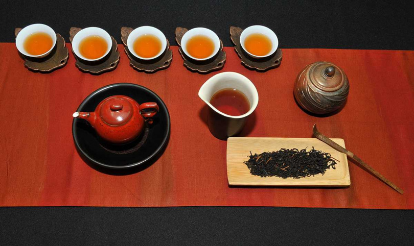 杉林溪茶區軟鞍八卦茶園近年大紅的小葉紅茶。（圖／吳德亮攝影）