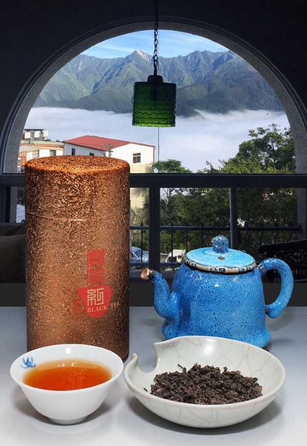在梨山飛燕城堡以陶藝名家陳金旺的藍瀑天目壺沖泡梨山賀頂紅。（圖／吳德亮攝影）