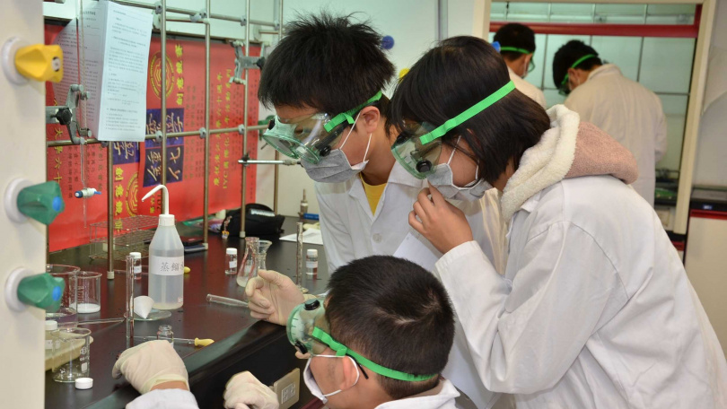 台灣家長教育聯盟理事長王醒之強調，理化教育不只是知識傳授，更涉及實驗安全，具專業背景的教師對學生非常重要。（圖／報系資料庫）