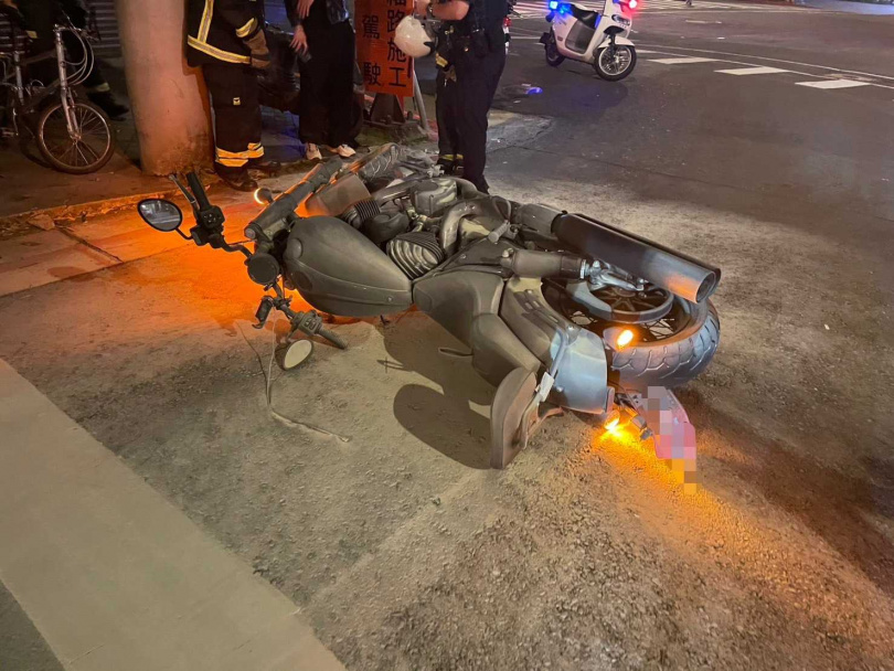 北市中正區羅斯福路與林森南路口2日發生一起重機於行駛過程中起火燃燒事故。(圖/翻攝畫面)