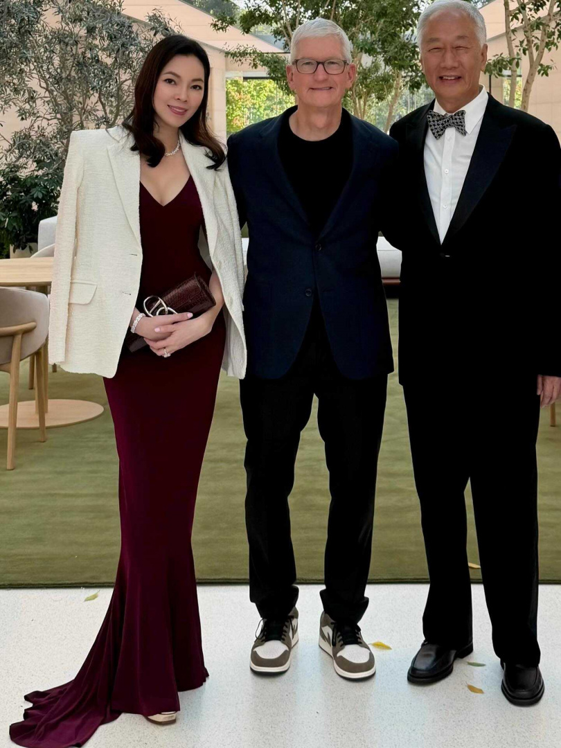 曾馨瑩與郭台銘站在蘋果執行長庫克兩側,3人同框合照。(圖/翻攝自Instagram/hsin_ying_tseng)