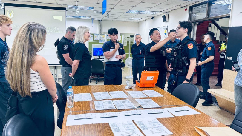 警方向美方展示毒品快篩試劑操作,讓美方相當驚艷。(圖/信義分局提供)
