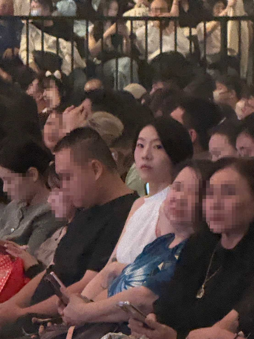 蕭煌奇正妹老婆Jenny現身第一排C位力挺老公開唱。(圖/讀者提供)