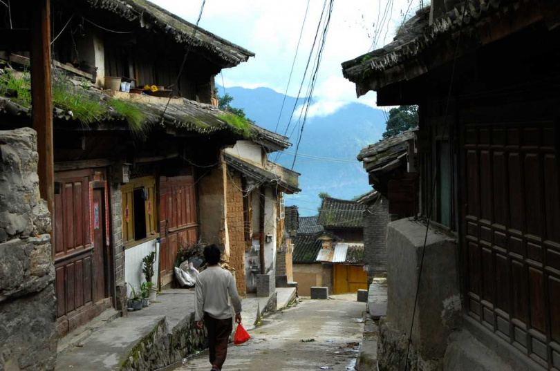 魯史古鎮至今仍保有獨特的傳統建築與濃厚的在地生活氣息。(圖/吳德亮攝)