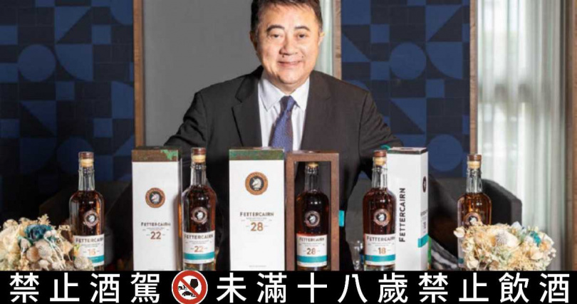 尚格酒業董事長奚大寧與台灣消費者分享費特肯單一麥芽蘇格蘭威士忌核心酒款（圖／尚格酒業提供）。