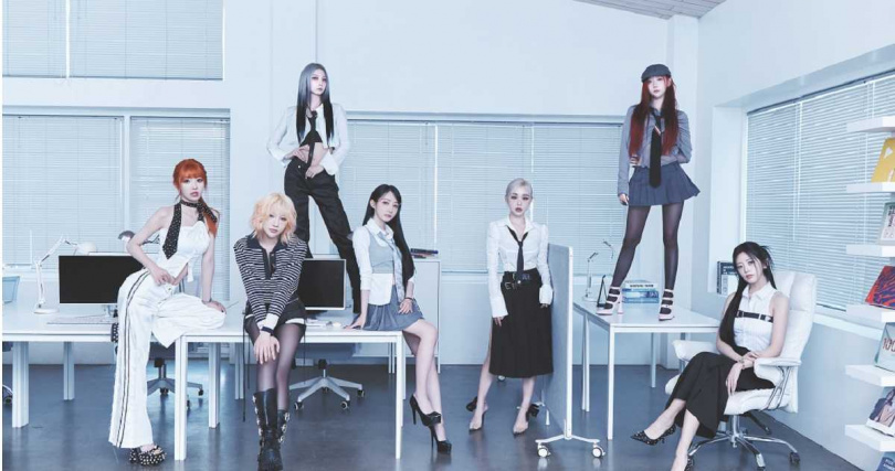 Dreamcatcher拜早年齊喊「新年快樂」,要粉絲收好紅包,買票來看演唱會。(圖/KEYMAXii提供)