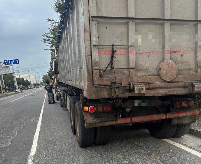 國道1號北向363公里處鼎金路段27日下午4時30分發生車禍，圖為肇事的營業半聯結車。（翻攝照片／中國時報林瑞益高雄傳真）