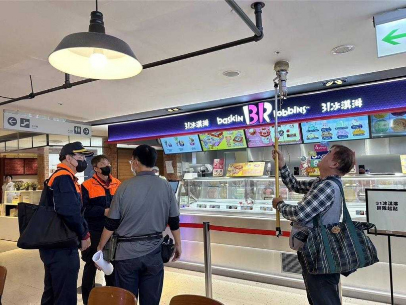高市消防至轄內10家百貨商場及大賣場（具美食街等餐飲設施） 等場域消防安全檢查。（圖／翻攝照片）
