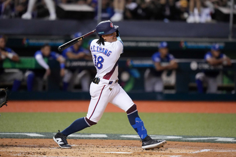 張育成一壘安打，將陳傑憲送上二壘。（圖／大會提供）