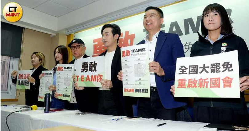 聯電創辦人曹興誠17日出席「勇敢TEAM你」罷免服務站成立記者會，該名康姓助理也一併出席，更呼籲體育人勇敢站出罷免藍委。（圖／周志龍攝）