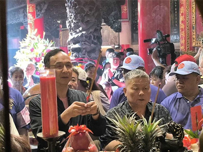 國民黨主席朱立倫（左）與大甲鎮瀾宮董事長顏清標（右）同框上香祈福。（圖／報系資料庫）
