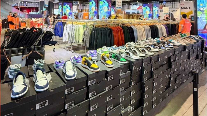 有國內業者私下指出，即使財政部取消小額包裹免稅優惠，佈局海外的加工業也很難回流台灣，反而會讓消費者付出品項選擇較少、單價較高、產品品質卻未必更好的代價，圖為百貨公司的球鞋特賣，其中幾乎都是東南亞及大陸製造（圖／翻攝自三創生活園區臉書）