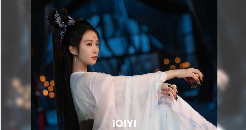 劉詩詩飾演東方淮竹，舉止優雅。（圖／愛奇藝國際站）