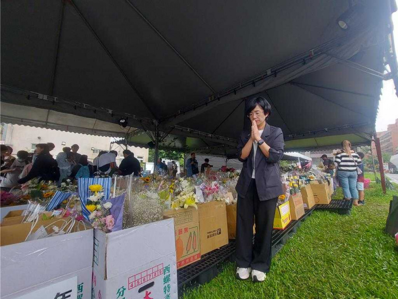 立委蘇巧慧在法會後前往悼念現場,雙手合十。(圖/報系資料照)