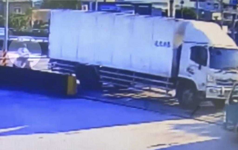 監視器拍攝到車禍瞬間影片，機車騎士毫無煞車情況下，直接衝撞物流貨櫃車後方。（圖／民眾提供）