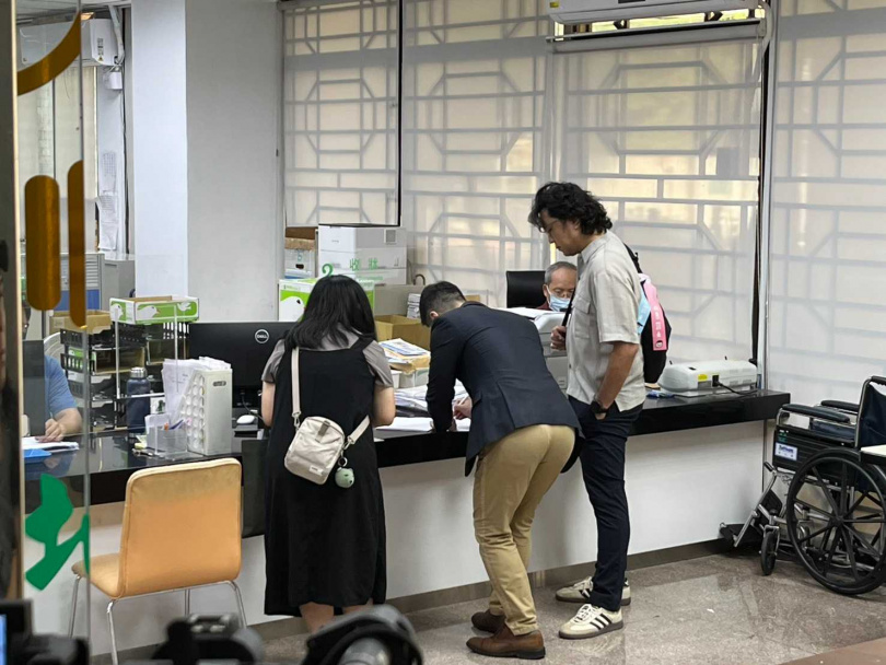 沈伯洋記者會結束後進北檢遞狀。（圖／高瑀彤攝）