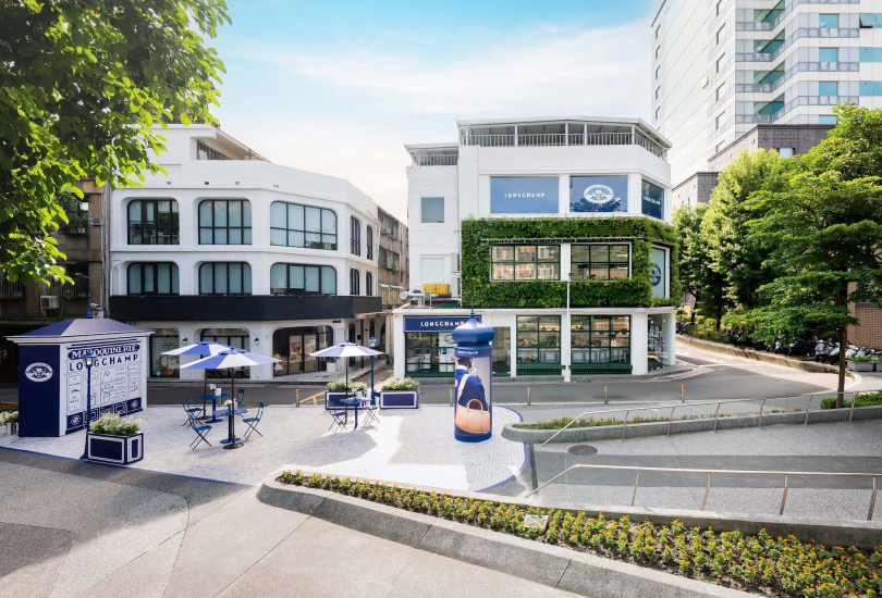 Longchamp「瓏驤。匠心巴黎」快閃街區登場，即日起至7月6日於台北%Arabica中山店浪漫登場。走進交織藍與白的巴黎巷弄，宛如漫步於瑪黑區街頭，啜飲咖啡、翻閱書頁、沉浸在手工藝與藝術交織的細膩詩意中。（圖／品牌提供）