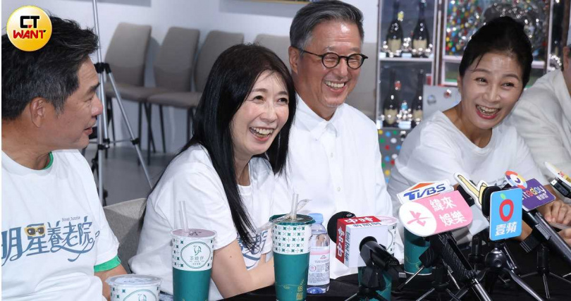 被問是否介紹對象給黃嘉千，王偉忠笑回「我朋友都70歲了」。（圖／焦正德攝）