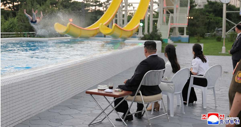 如今李雪主現身時，僅能在父女倆人後方半步，地位明顯不如2人。（圖／達志／路透社）