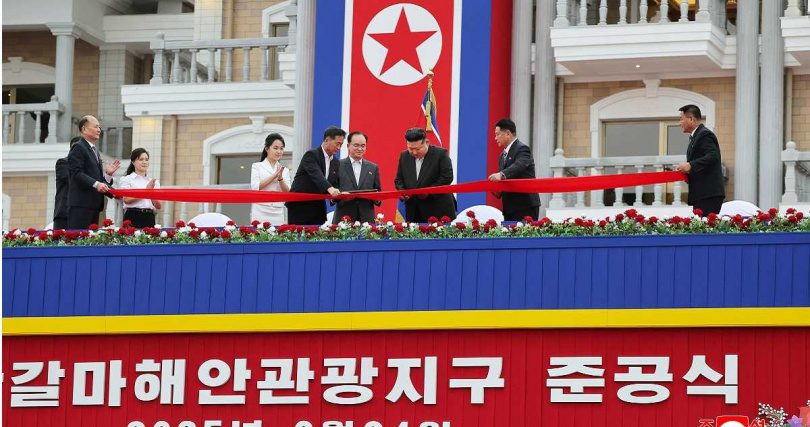 如今李雪主現身時，站位遠遠在金正恩、金主愛父女身後。（圖／達志／路透社）