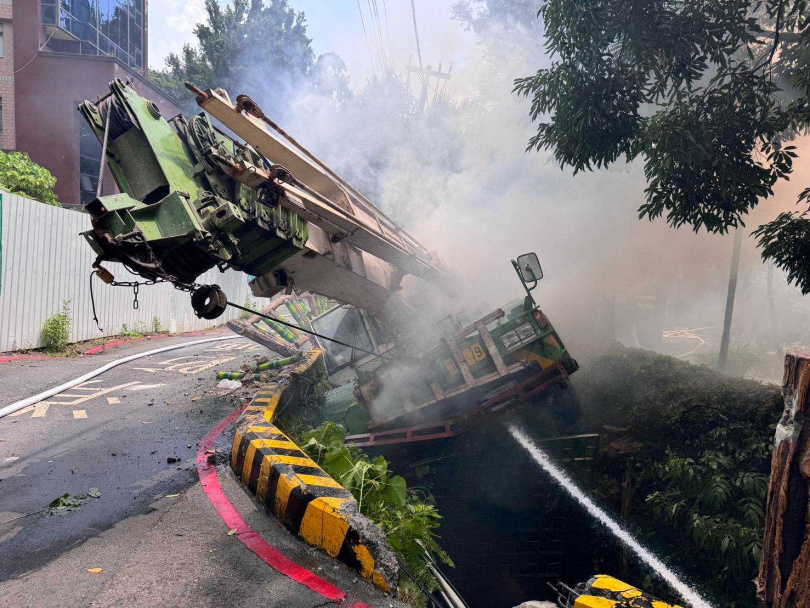 北市北投區溫泉路6日發生一起吊車反覆起火事故。（圖／翻攝畫面）