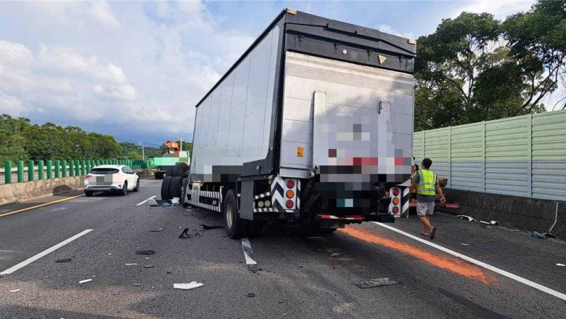 國道3號南向151.5公里苑裡路段11日下午發生4部大貨車連環追撞車禍，釀2司機受傷。（圖／讀者提供）
