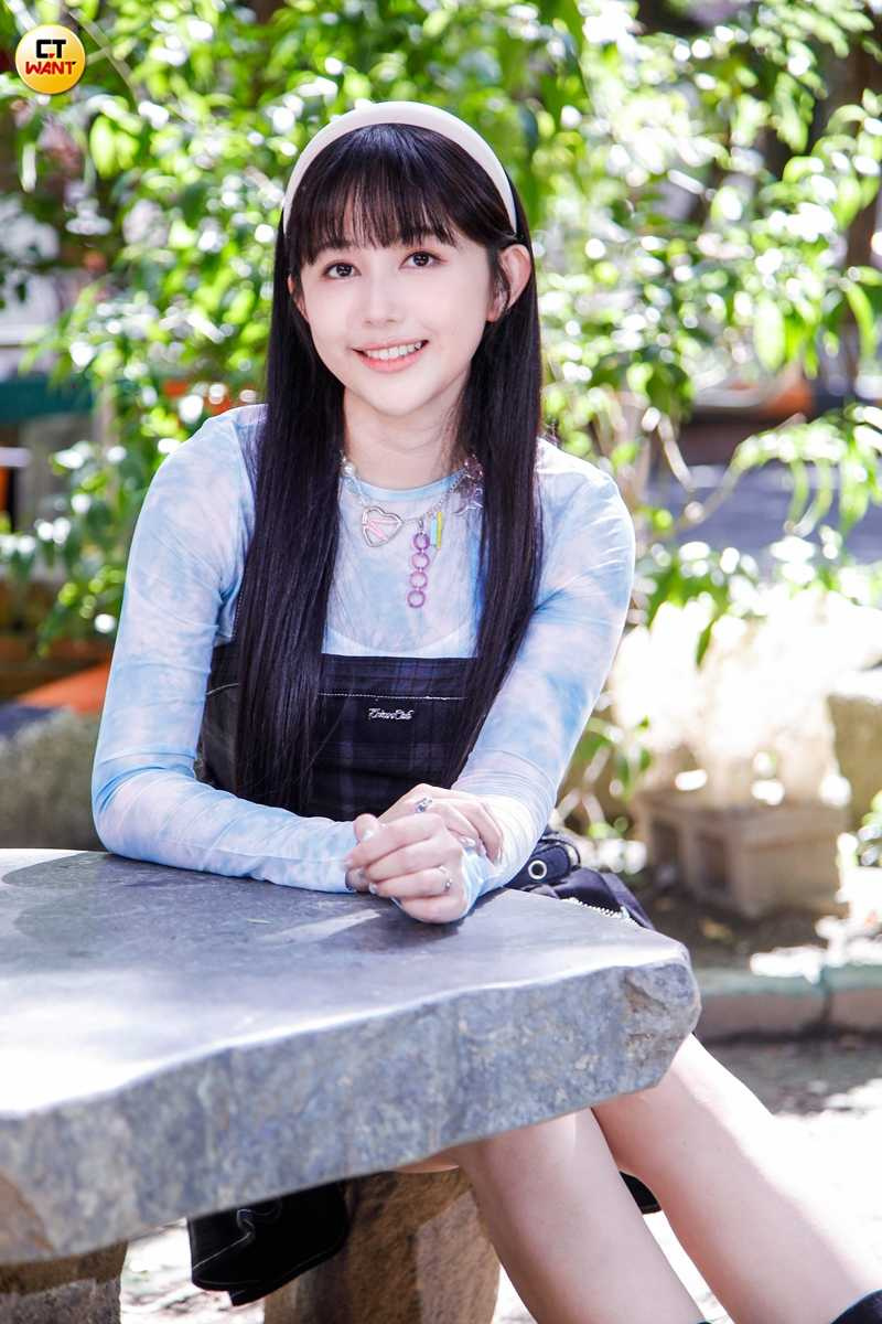 在餐廳駐唱3年，琳誼上傳到網路的唱歌影片被公司相中。（圖／趙文彬攝）