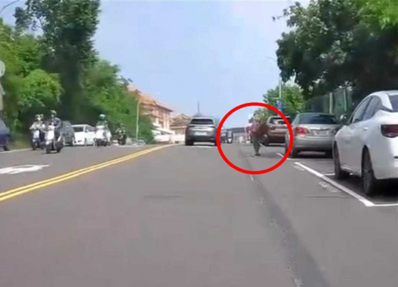 網友目擊猴子疑為搶食往老婦身上跳,老婦摔倒在地。(圖/翻攝threads@1xyz_yo授權提供)