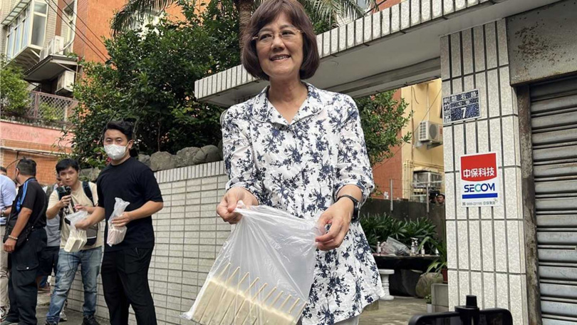 民眾黨創黨主席柯文哲的妹妹、眼科醫師柯美蘭（右）在新竹老家替柯文哲「接風」。（圖／報系資料照）