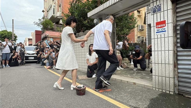 民眾黨創黨主席柯文哲（右）在新竹老家循古禮「過火爐」希望去霉運。（圖／報系資料照）