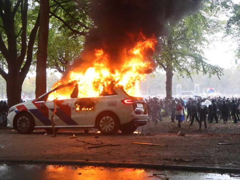 荷蘭海牙爆發反移民示威暴動。（圖／翻攝自社群網站X @EuroWatcherEUW）