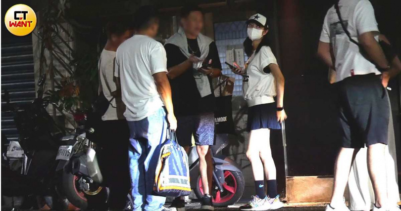 直到凌晨1點6分酒吧打烊，安以軒才和3名男友人走出酒吧。（圖／本刊攝影組）
