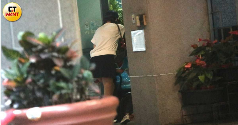 安以軒推開診所的門帶小孩入內。（圖／本刊攝影組）