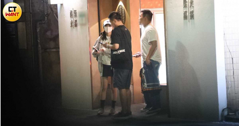 用餐到9點44分，安以軒跟2名男性友人走出餐廳，然後又搭計程車去酒吧續攤。（圖／本刊攝影組）
