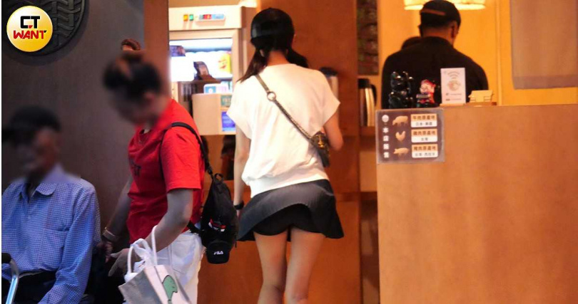 安以軒在櫃檯等待服務生帶位，背影完全是個少女樣（圖／本刊攝影組）