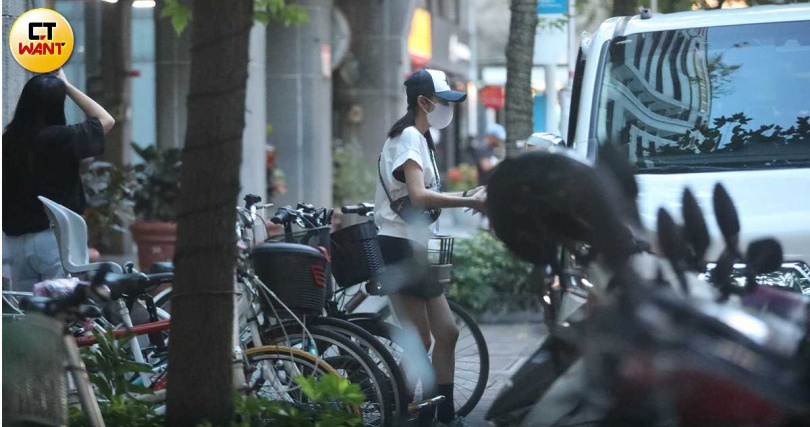 送小孩上車後，安以軒又把藥袋托給車上的人，然後原地跟車上的人道別。（圖／本刊攝影組）