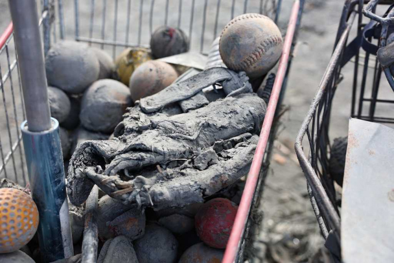 球球具泡在泥水中，讓花蓮光復鄉基層球隊好不心疼。（圖／中職提供）