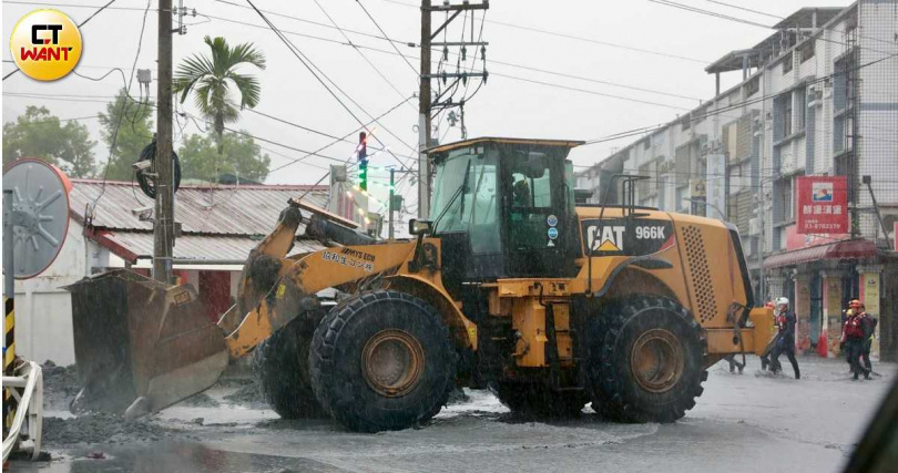 大型機具也早已進駐光復鄉災區協助復原。（圖／黃耀徵攝）