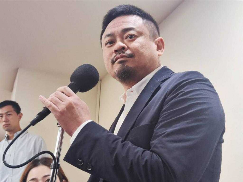 勞動部長洪申翰22日於立法院備詢前受訪。(圖/中國時報林良齊攝)