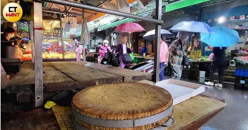 農業部宣布豬隻全臺禁宰、禁運,傳統市場內豬肉攤商只能歇業。(圖/周志龍攝)