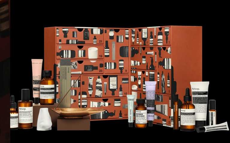 整體包裝靈感取自建築大師 柯比意（Le Corbusier）《建築色彩集》，以溫潤柔霧色調呈現「感官居家」的概念。包材皆為 FSC® 認證再生紙 製作，可回收、可重複使用，是美學與永續並存的典範。Aesop 寓香之所聖誕倒數月曆 / 17,150元（圖／品牌提供）