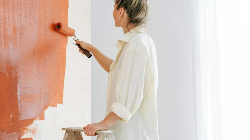 不少網友認為裝潢不建議外包給認識的，且工程流程複雜，仍應找專業設計師統整。（示意圖／取自Pexels）