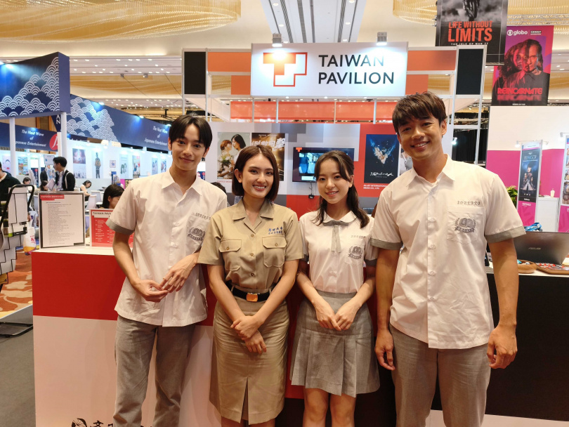 劉修甫(左起)、洪凌、項婕如、趙崇喆日前在新加坡參加ATF影視展宣傳《夜半11點學校見》。(圖/三匠影視)