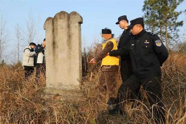 大陸湖北省武漢黃陂區一間金飾店13日凌晨遭人鑿牆行竊，約1783克黃金被盜。（圖／翻攝自微博）