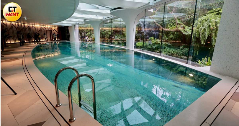 中工喊出今年「陶朱隱園」將以銷售3戶為目標。圖為游泳池。（圖／黃耀徵攝）