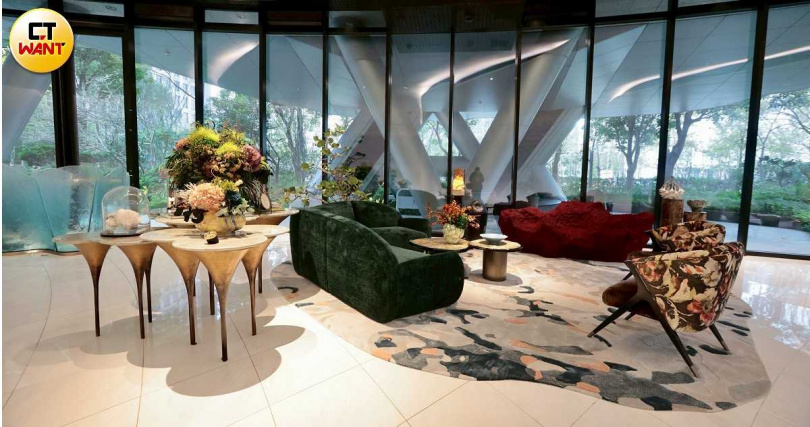 一樓迎賓大廳挑高6米且為360度，整體設計匯聚國內外頂尖設計師聯手操刀，並選用義大利手工訂製家具。（圖／黃耀徵攝）