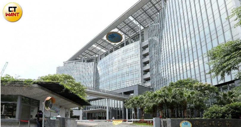 超高齡社會如何「善終」已是嚴肅而不得不面對的課題。圖為長照政策主管機關衛福部。（圖／CTWANT攝影組）