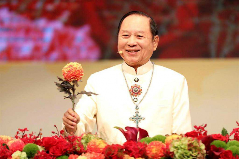 妙天政治觸手橫跨藍綠白,在柯文哲競選總統期間,更曾大手一揮直接捐給他1000萬元。(圖/報系資料照)