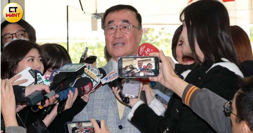 新北市2026「大母雞」李四川（中）如何為藍營爭取最多議員席次，是自身選情之外須展現智慧的地方。（圖／周志龍攝）